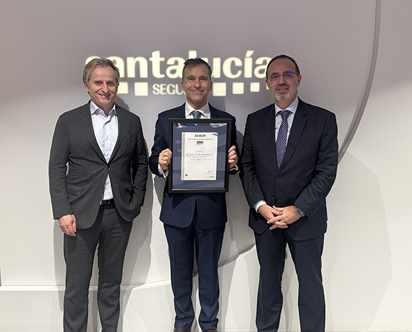 AENOR certifica la alta exigencia y calidad del modelo de gestión de clientes de SANTALUCÍA